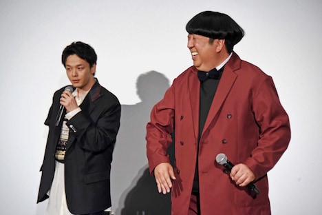 中村倫也(左)のトークに大笑いするバナナマン日村(右)。