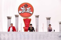 左からブラックマヨネーズ小杉、千原ジュニア、竹上萌奈アナウンサー。(c)カンテレ