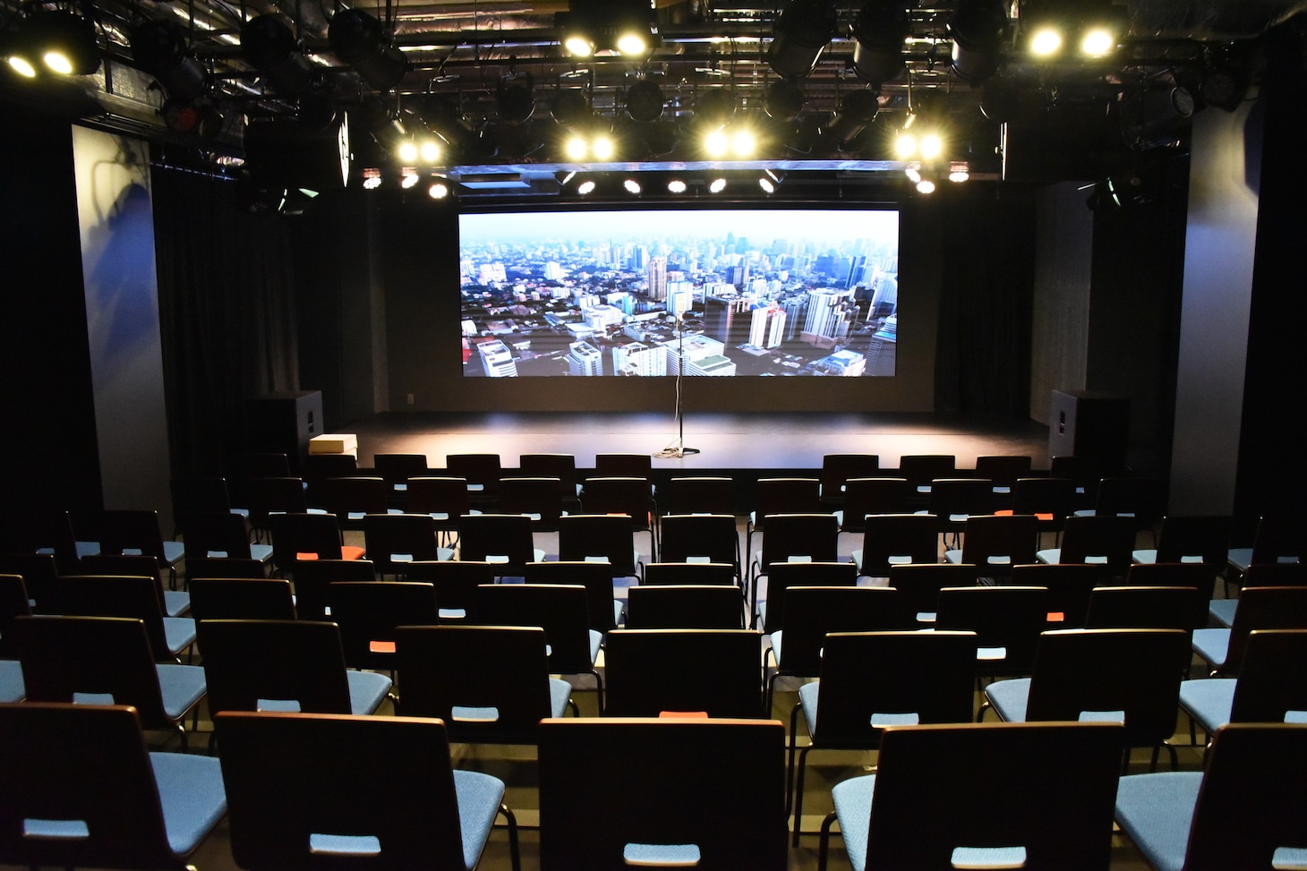 新劇場「シアターマーキュリー新宿」会場内の様子。写真は客席最後列から撮影したもの。