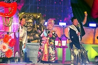 バナナマンと渡辺直美（中央）。