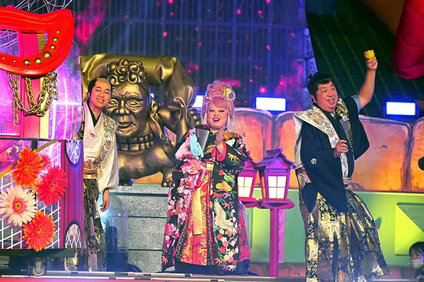 バナナマンと渡辺直美（中央）。