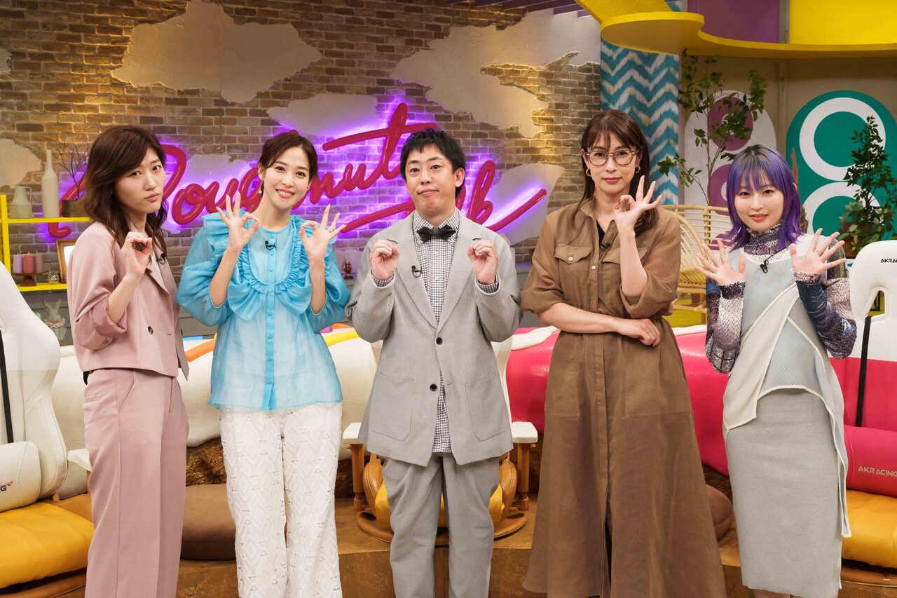 「ドーナツトーク」MC陣とゲストのさらば青春の光・森田（中央）。(c)CBC