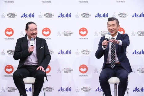 トークする笑い飯。