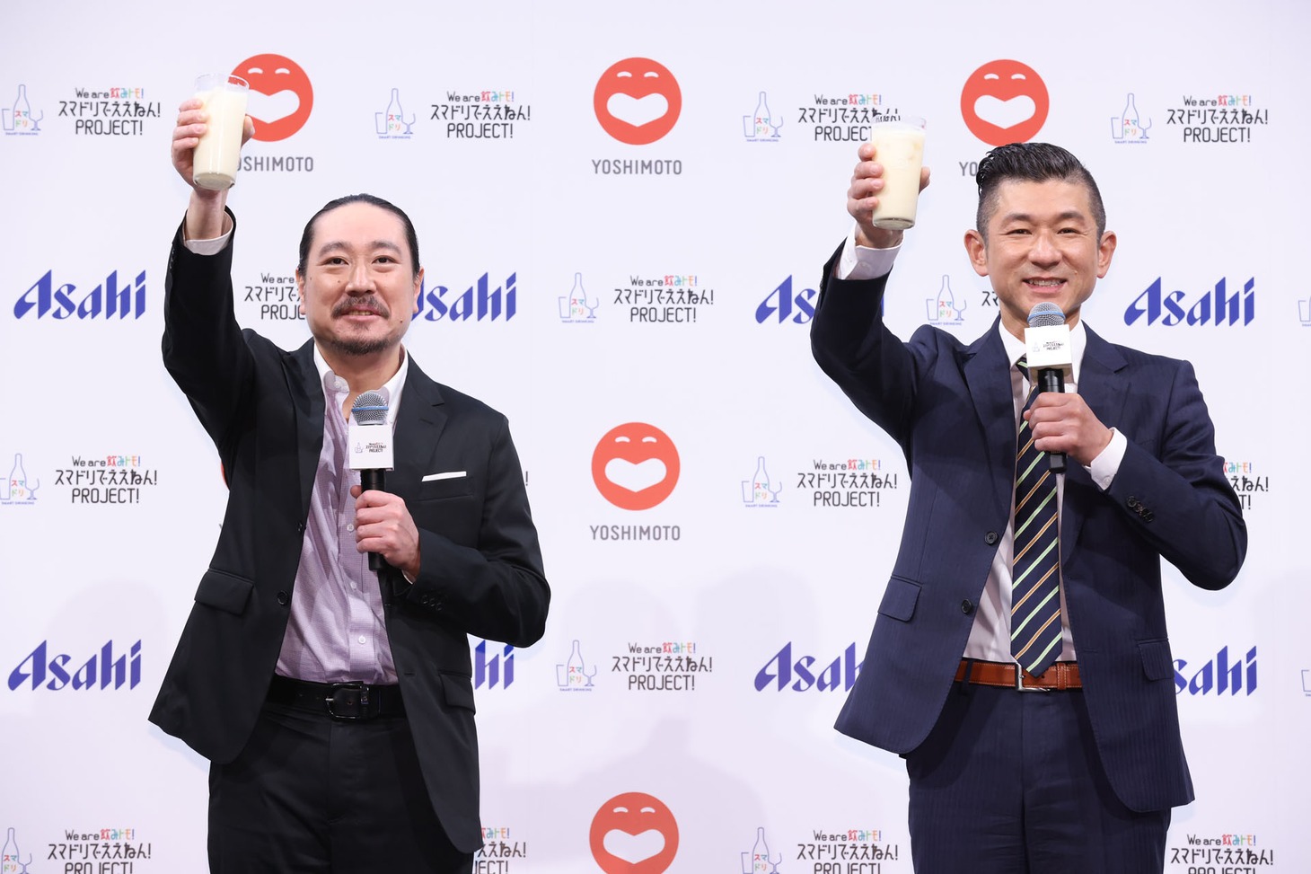 乾杯する笑い飯。