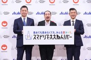 アサヒビール株式会社大阪統括支社長・垣内康志氏(左)と笑い飯。