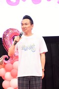 UP-Tで作ったかまいたちTシャツを着用しているかまいたち山内。