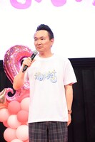 UP-Tで作ったかまいたちTシャツを着用しているかまいたち山内。