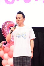 UP-Tで作ったかまいたちTシャツを着用しているかまいたち山内。