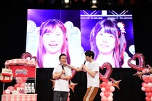 山内がカチカチのテープで引っ張り上げて顔を小さく見せていることを説明するかまいたち濱家（右）。