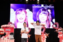 山内がカチカチのテープで引っ張り上げて顔を小さく見せていることを説明するかまいたち濱家（右）。