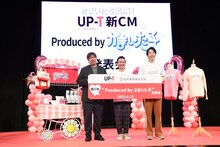 UP-Tを展開する丸井織物の宮本智行氏（左）とかまいたち。