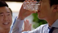 新CM「やかんの麦茶 夢中でゴクゴク」編のワンシーン。