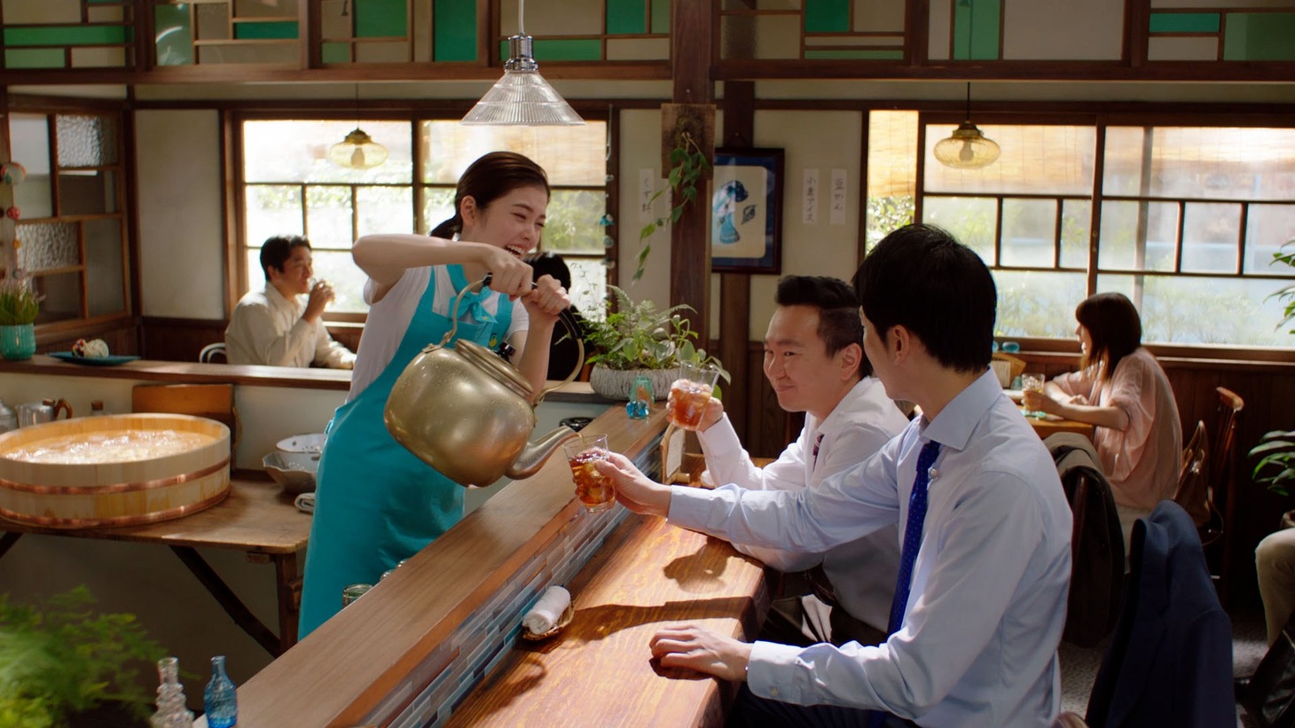 新CM「やかんの麦茶 夢中でゴクゴク」編のワンシーン。