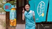 新CM「やかんの麦茶 夢中でゴクゴク」編のワンシーン。