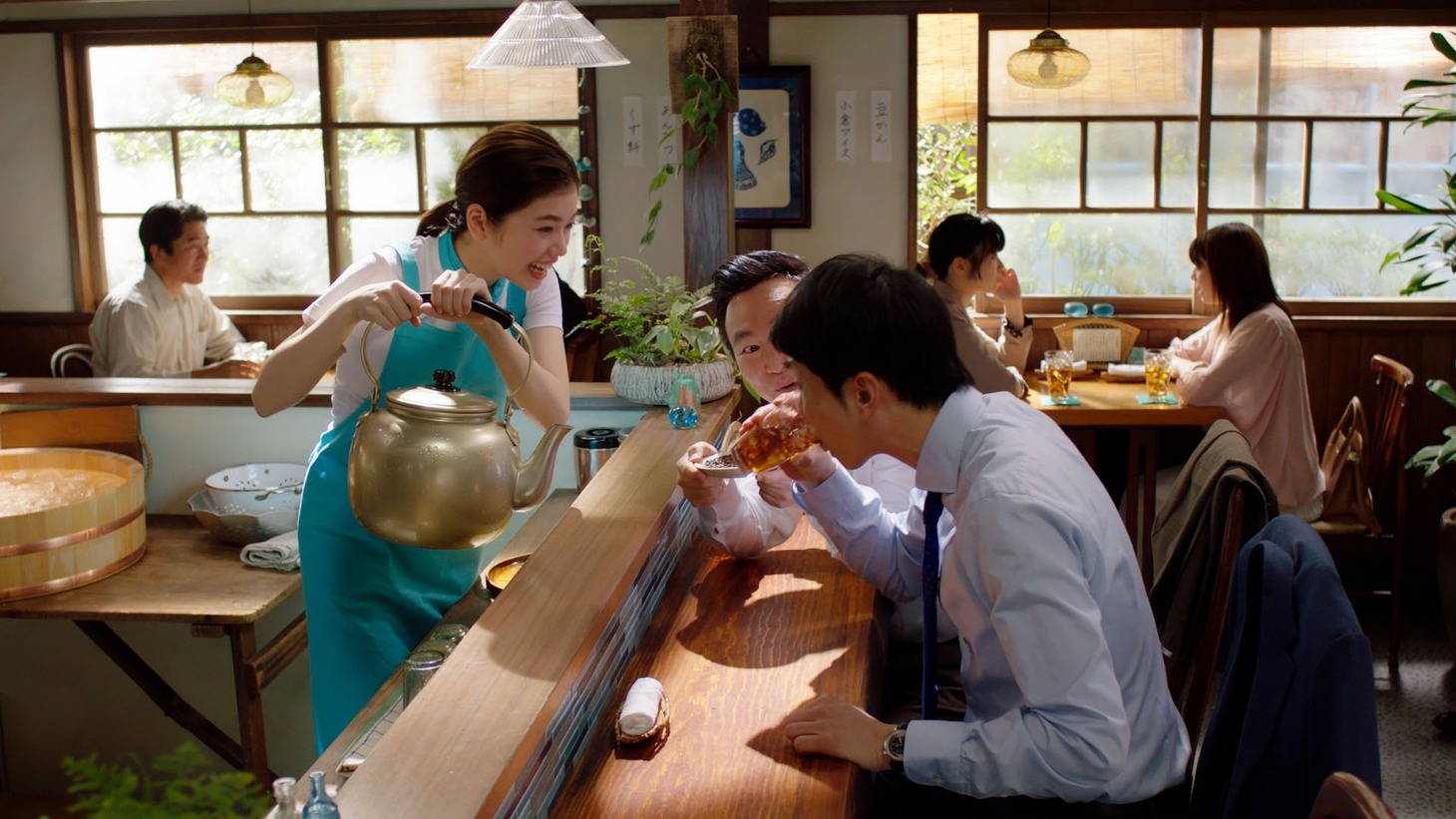 新CM「やかんの麦茶 夢中でゴクゴク」編のワンシーン。