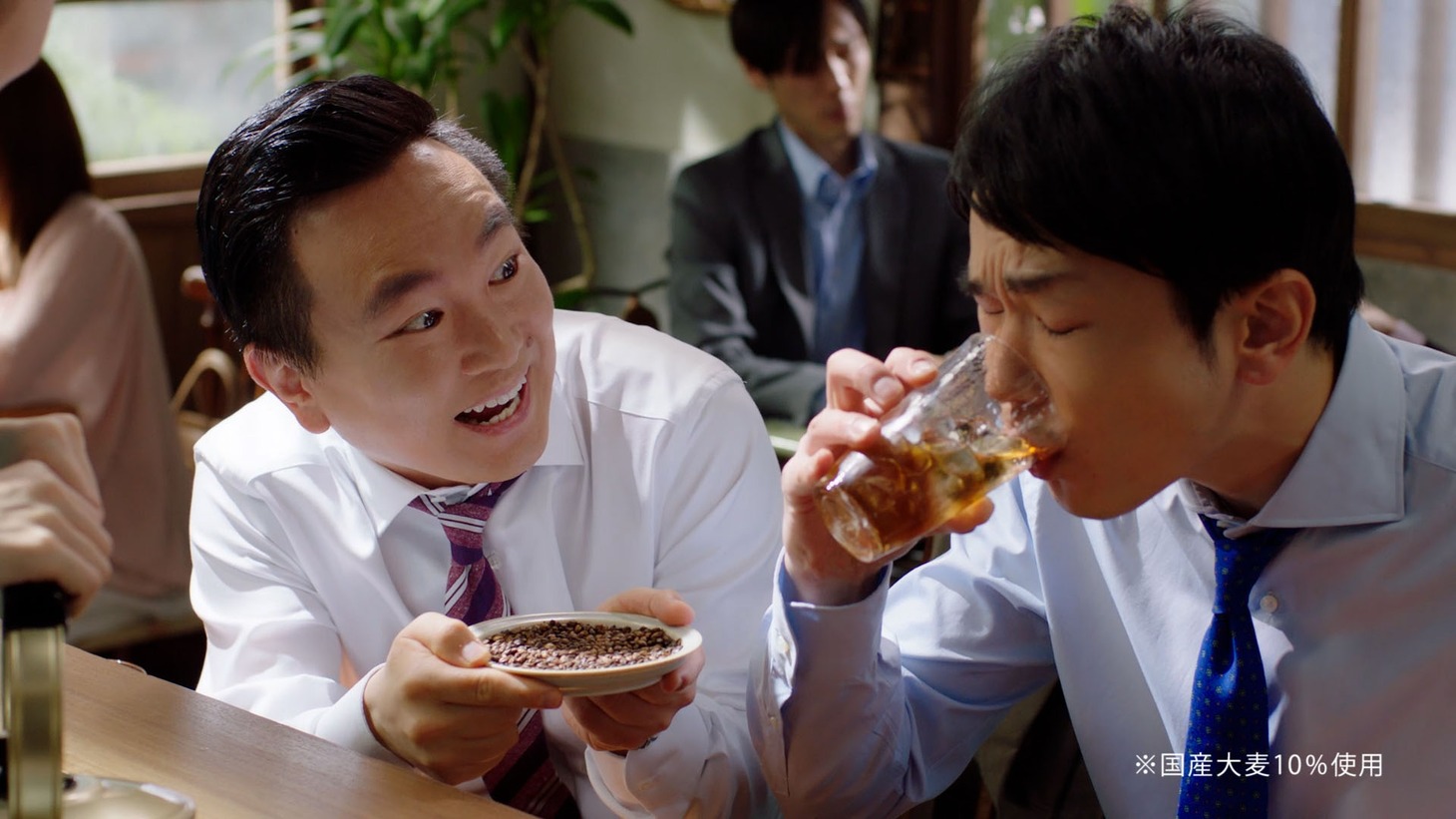 新CM「やかんの麦茶 夢中でゴクゴク」編のワンシーン。
