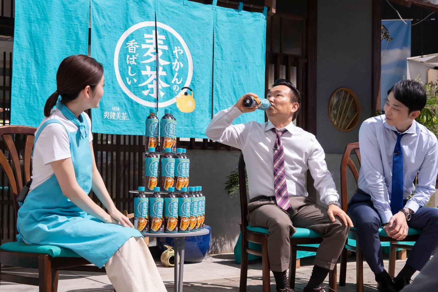 インタビュー中、やかんの麦茶をゴクゴク飲んでみせるかまいたち山内（中央）。