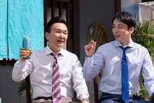 ちょっとしか飲んでいないのにゴクゴク感を出す山内（左）に驚くかまいたち濱家（右）。