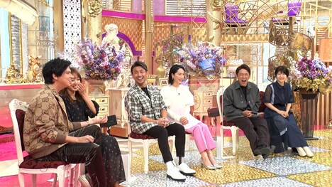 左から、アレクサンダーと川崎希夫妻、魔裟斗と矢沢心夫妻、アルコ＆ピース酒井と矢端名結夫妻。(c)フジテレビ
