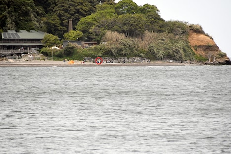 1本目の漫才を始めるトム・ブラウン。