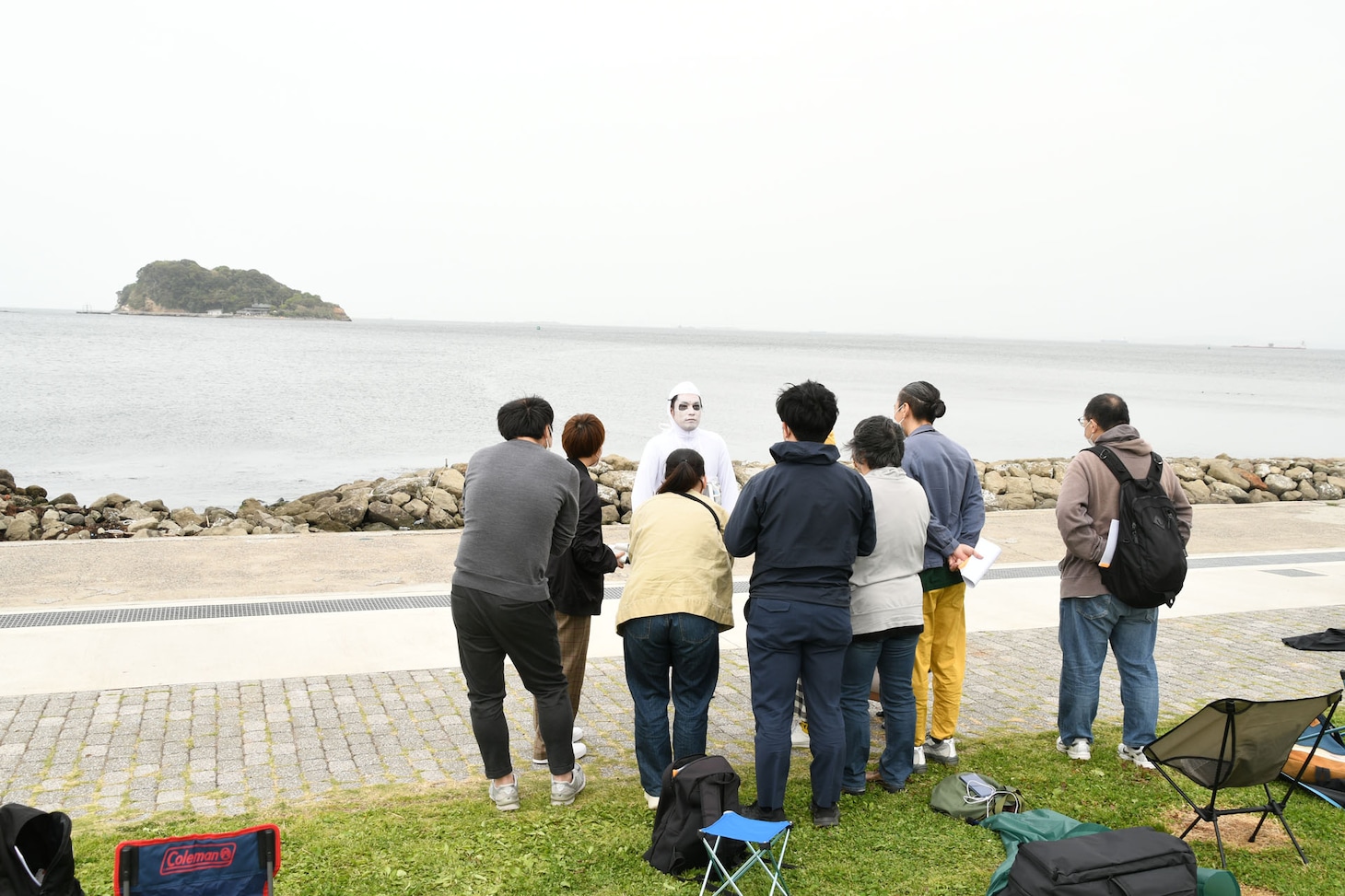 ペッパーくんを取り囲んで幕間VTRを観る来場者。