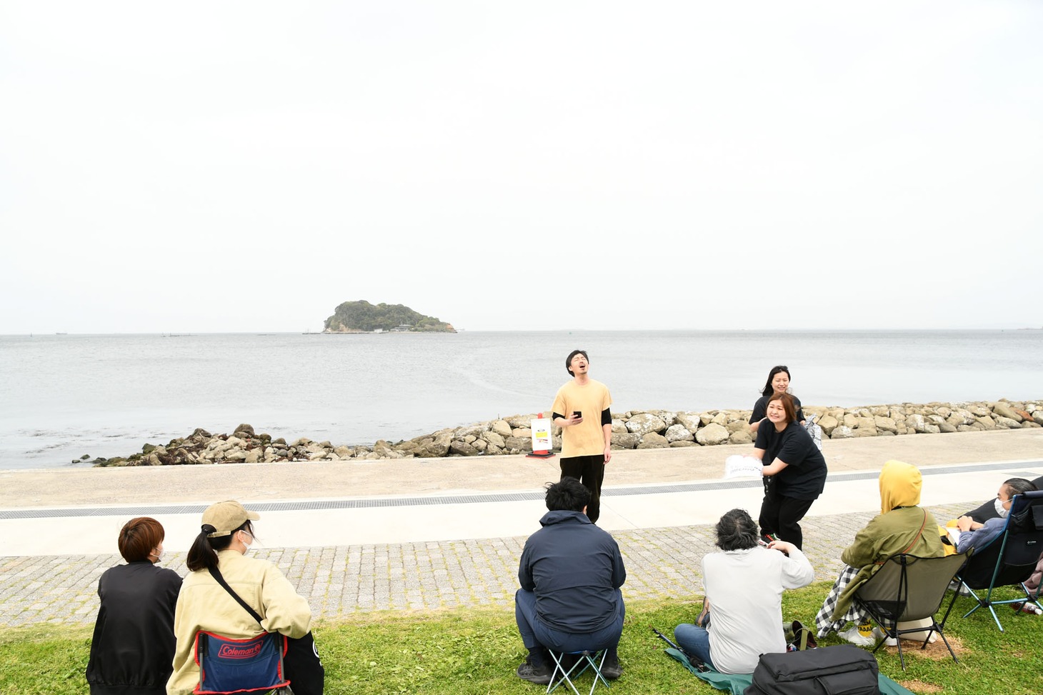 グッズ即売会で中島みゆき「糸」を熱唱する作家・川瀬氏。