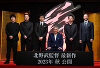 映画「首」完成報告会見に出席した（左から）大森南朋、中村獅童、西島秀俊、北野武、加瀬亮、浅野忠信。