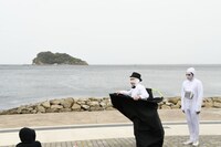 瞬間移動するワイフダブルダッチ漆山と、ペッパーくん。