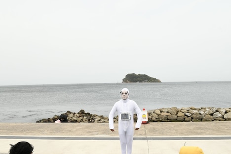 オープニングVTRを上映するペッパーくん。