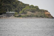 コントを披露するトム・ブラウン。