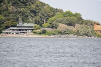 巨大な手でツッコミを入れる布川。