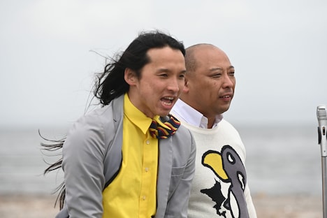 漫才を披露するトム・ブラウン。（撮影：高月清司）