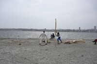 巨大な手でツッコミを入れる布川。（撮影：高月清司）