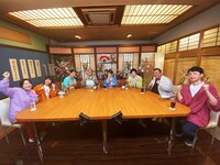 「帰れマンデー見っけ隊!! 3時間SP」で丸亀製麺を舞台に展開される「帰れま10」の出演者たち。(c)テレビ朝日