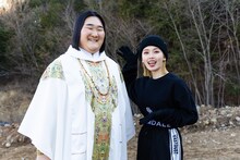 「波よ聞いてくれ」に出演する（左から）ヨネダ2000愛、小芝風花。(c)テレビ朝日