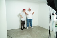 グッズの撮影に臨むママタルト。