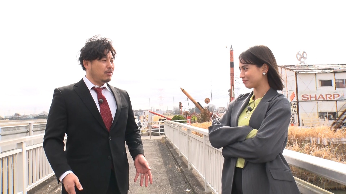 左からアルコ＆ピース平子、滝沢カレン。(c)カンテレ