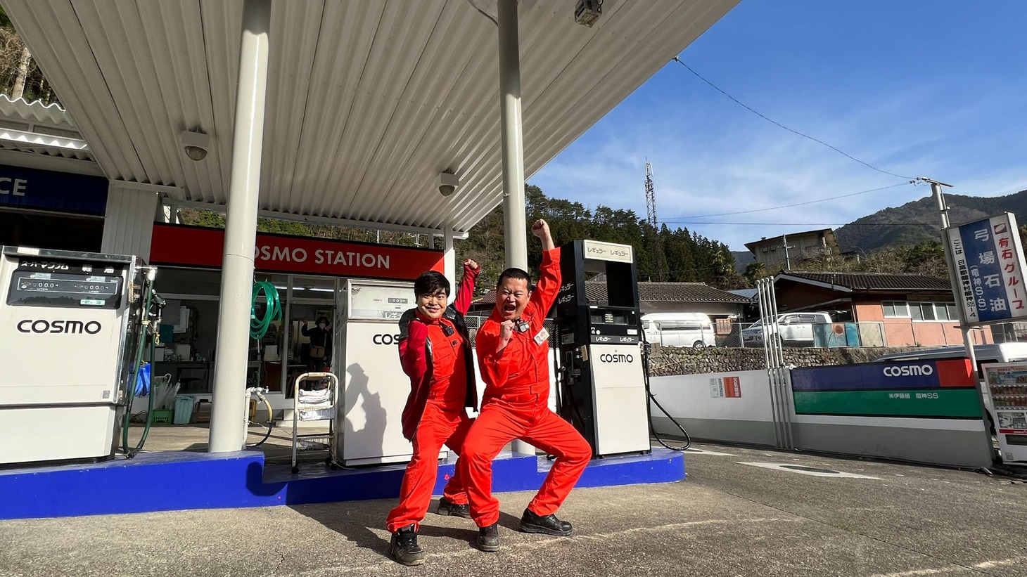 加藤諒（左）とモグライダーともしげ（右）。
