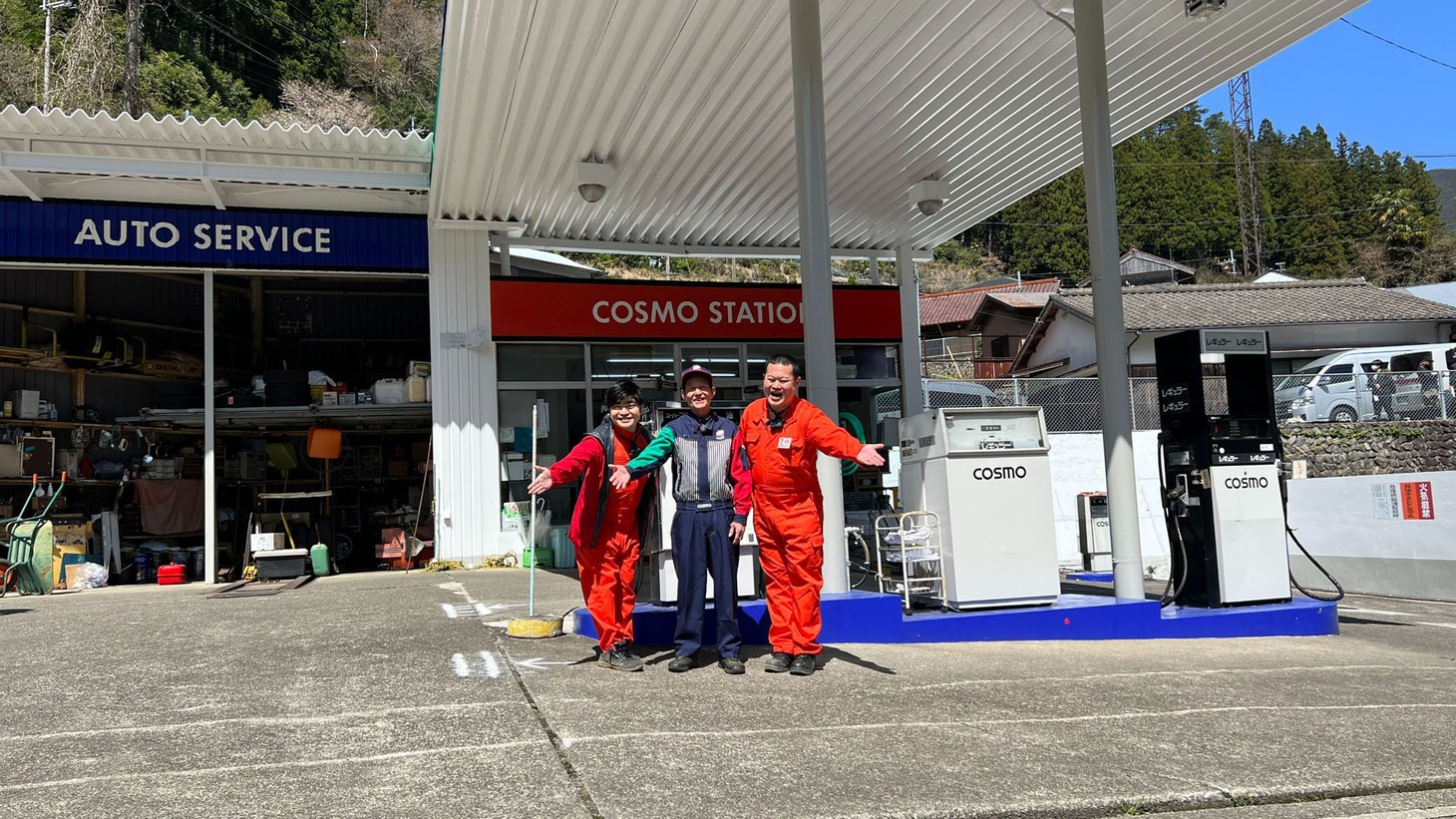 ガソリンスタンドスタッフ（中央）と加藤諒、モグライダーともしげ。