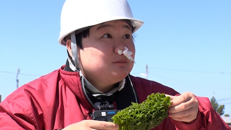 “謎の緑色の物体”を食べるやす子。