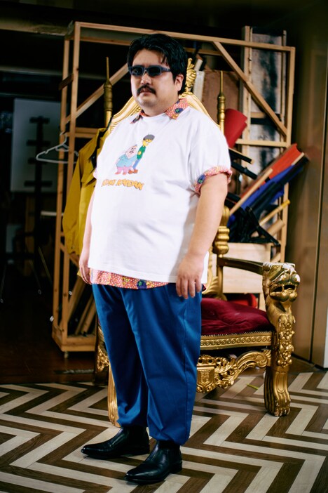 「笑衣」スタイルムービーより、空気階段・鈴木もぐら。