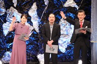 「THE SECOND～漫才トーナメント～」の3月に実施された「開幕戦ノックアウトステージ32→16」で司会を務めた笑い飯と小室瑛莉子アナ（左）。(c)フジテレビ