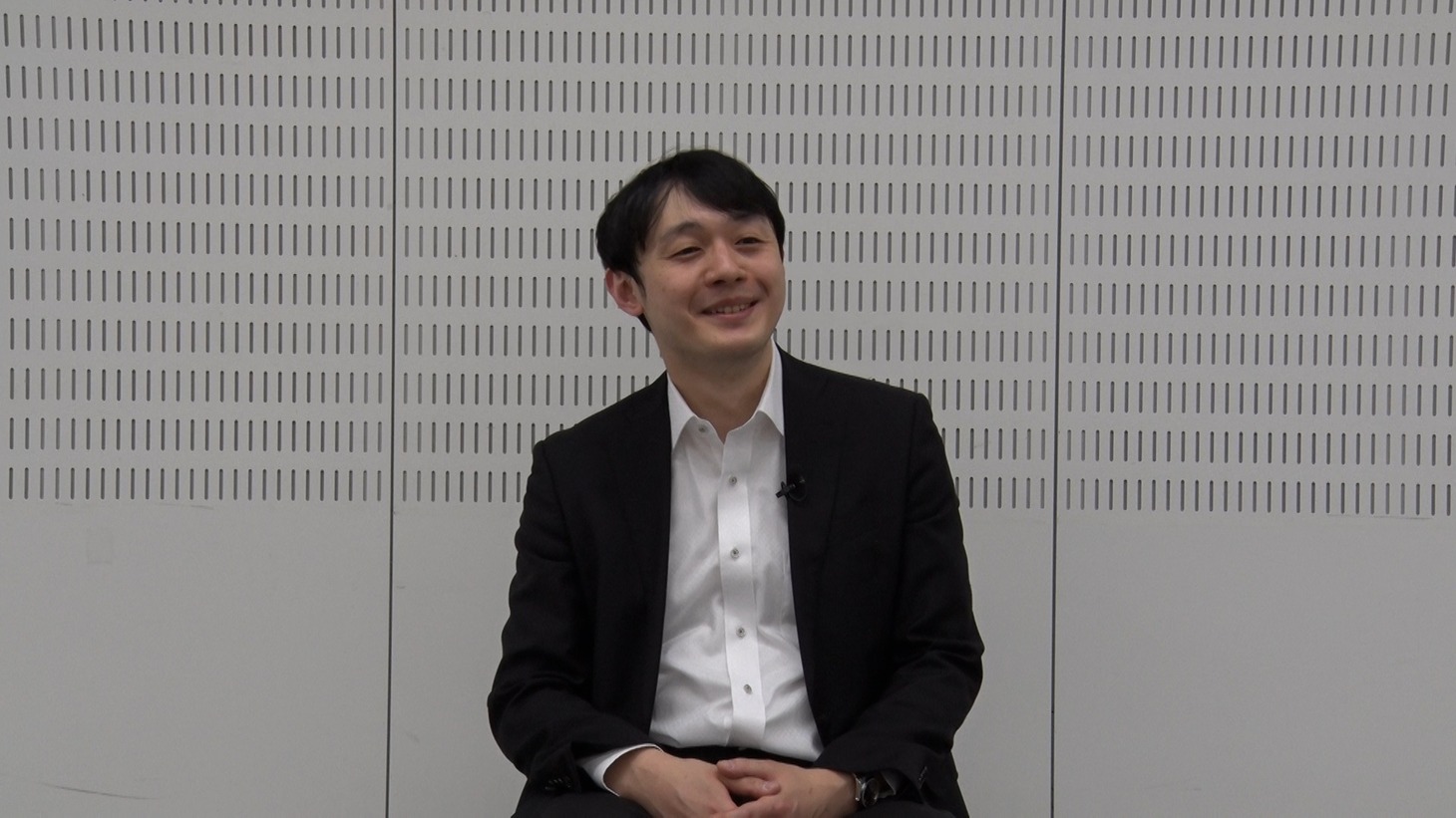 扮装をしていない状態のレッツゴーよしまさ。(c)テレビ朝日