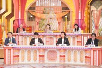専門家の中になじむ、ずん飯尾（前列左から2人目）。(c)フジテレビ