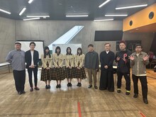 「くりぃむナンタラ」に出演する（左から）野性爆弾くっきー！、霜降り明星・粗品、櫻坂46メンバー、くりぃむしちゅー、とろサーモン久保田、おいでやす小田。(c)テレビ朝日