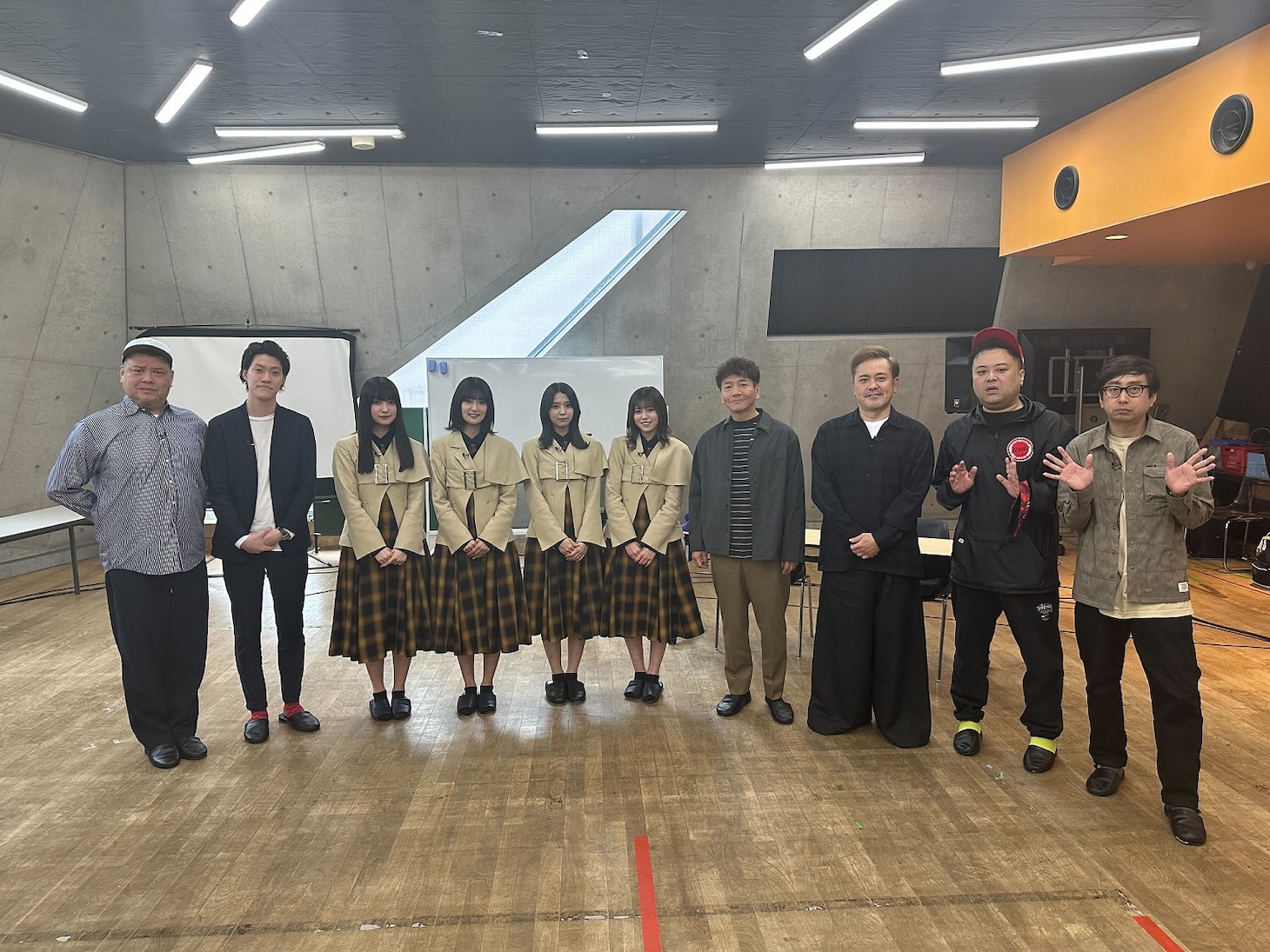 「くりぃむナンタラ」に出演する（左から）野性爆弾くっきー！、霜降り明星・粗品、櫻坂46メンバー、くりぃむしちゅー、とろサーモン久保田、おいでやす小田。(c)テレビ朝日