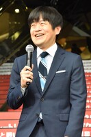屋外ということもあり、イベント登場時に「若手時代のショッピングモールでの営業を思い出す」と述べたバカリズム。