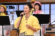 「バナナサンド」の「ハモリ我慢ゲーム」に出演する吉田羊と、ハモリ隊の阿佐ヶ谷姉妹・江里子（後方）。(c)TBS