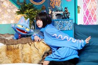 霜降り明星・粗品が声を担当する“飼い猫のササキ”とあのちゃん。(c)テレビ東京