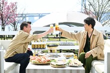 加藤浩次と大泉洋。(c)TBS